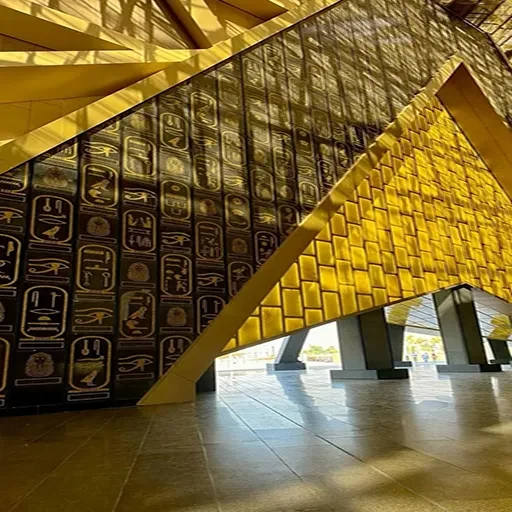 Privater Tagesausflug von Hurghada zum Großen Ägyptischen Museum & zu den Pyramiden von Gizeh – per Flug