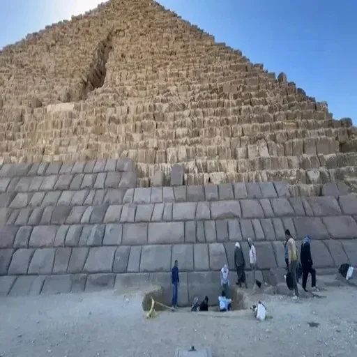 Privater Tagesausflug von Luxor zum Großen Ägyptischen Museum & zu den Pyramiden von Gizeh – per Flug
