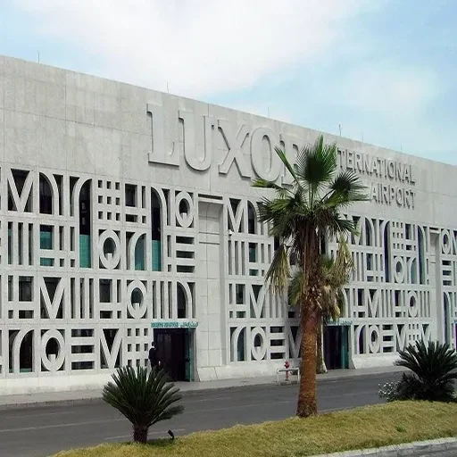 Privater Tagesausflug von Luxor zum Großen Ägyptischen Museum & zu den Pyramiden von Gizeh – per Flug