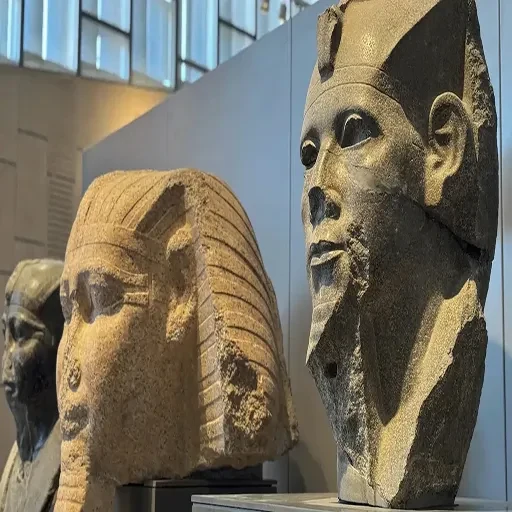 Privater Tagesausflug von Luxor zum Großen Ägyptischen Museum & zu den Pyramiden von Gizeh – per Flug