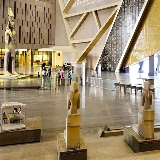 Privater Tagesausflug von Luxor zum Großen Ägyptischen Museum & zu den Pyramiden von Gizeh – per Flug
