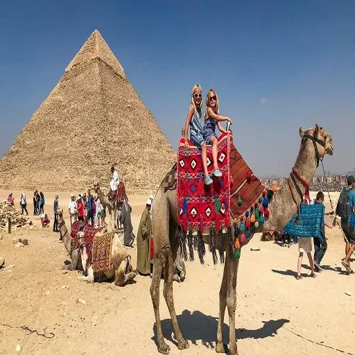 Privater Tagesausflug von Luxor zum Großen Ägyptischen Museum & zu den Pyramiden von Gizeh – per Flug