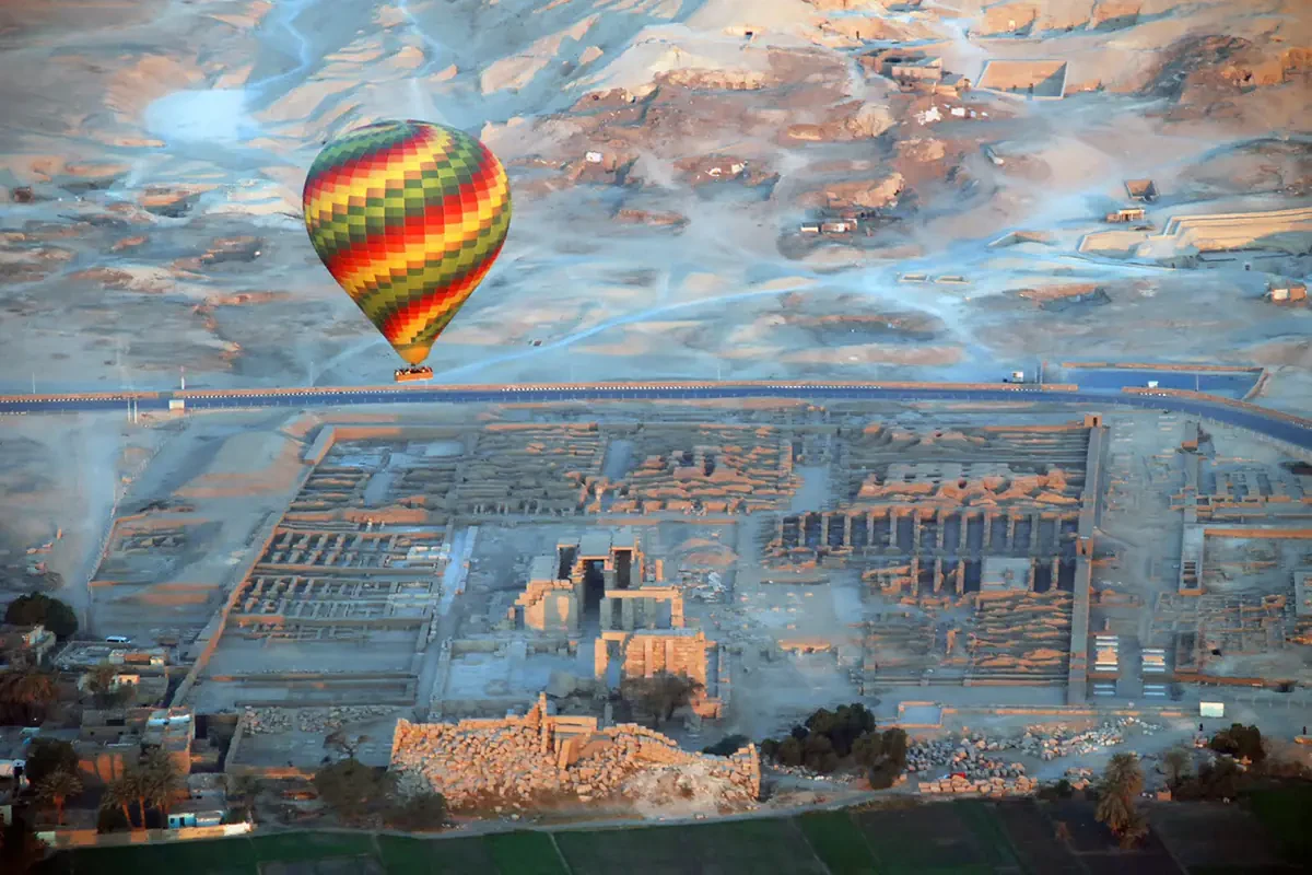 Heißluftballonfahrt bei Sonnenaufgang über Luxor
