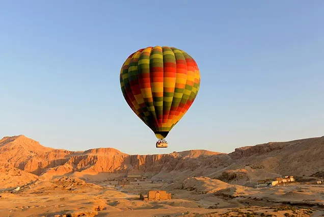 Heißluftballonfahrt bei Sonnenaufgang über Luxor