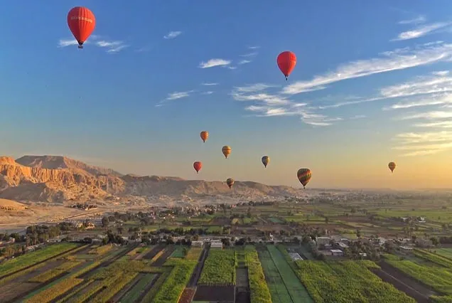 Heißluftballonfahrt bei Sonnenaufgang über Luxor