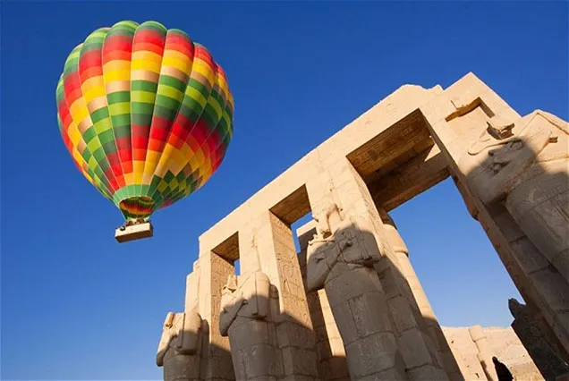 Heißluftballonfahrt bei Sonnenaufgang über Luxor