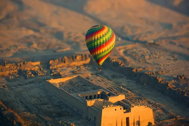 Heißluftballonfahrt bei Sonnenaufgang über Luxor