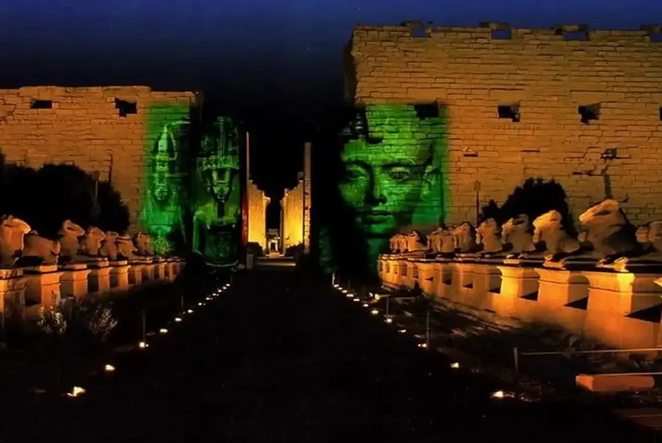 Ton-und-Licht-Show im Karnak-Tempel in Luxor